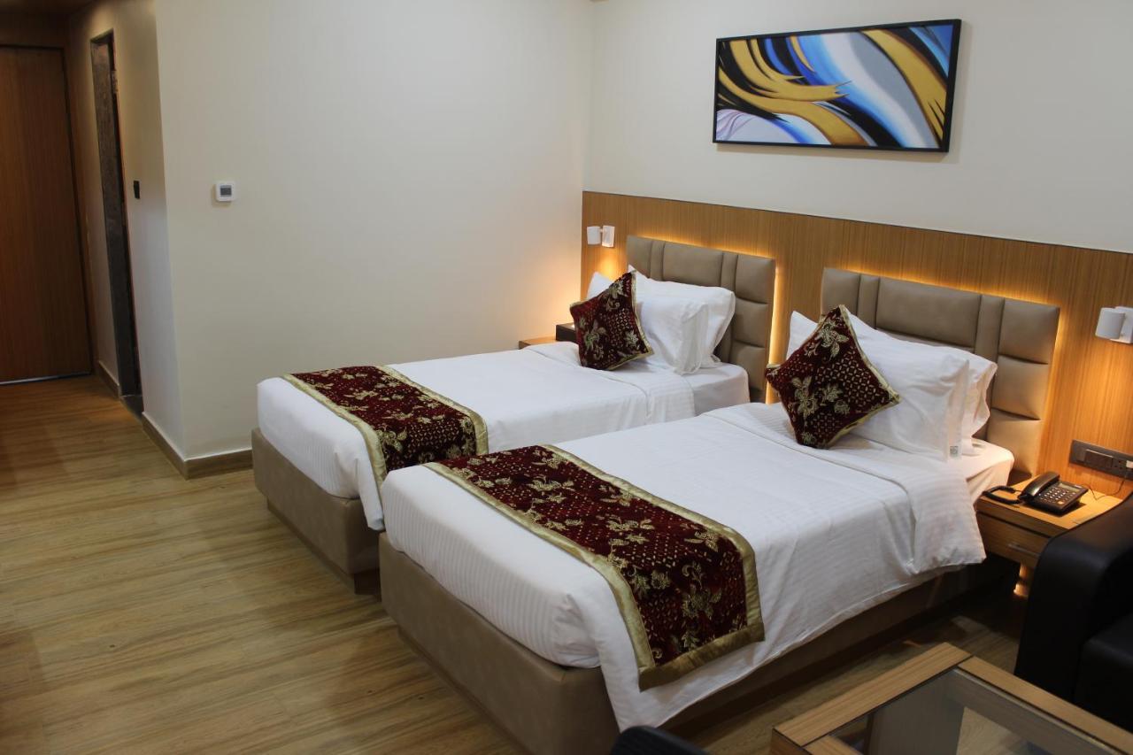 S R Continental Hotel Гулбарга Екстериор снимка