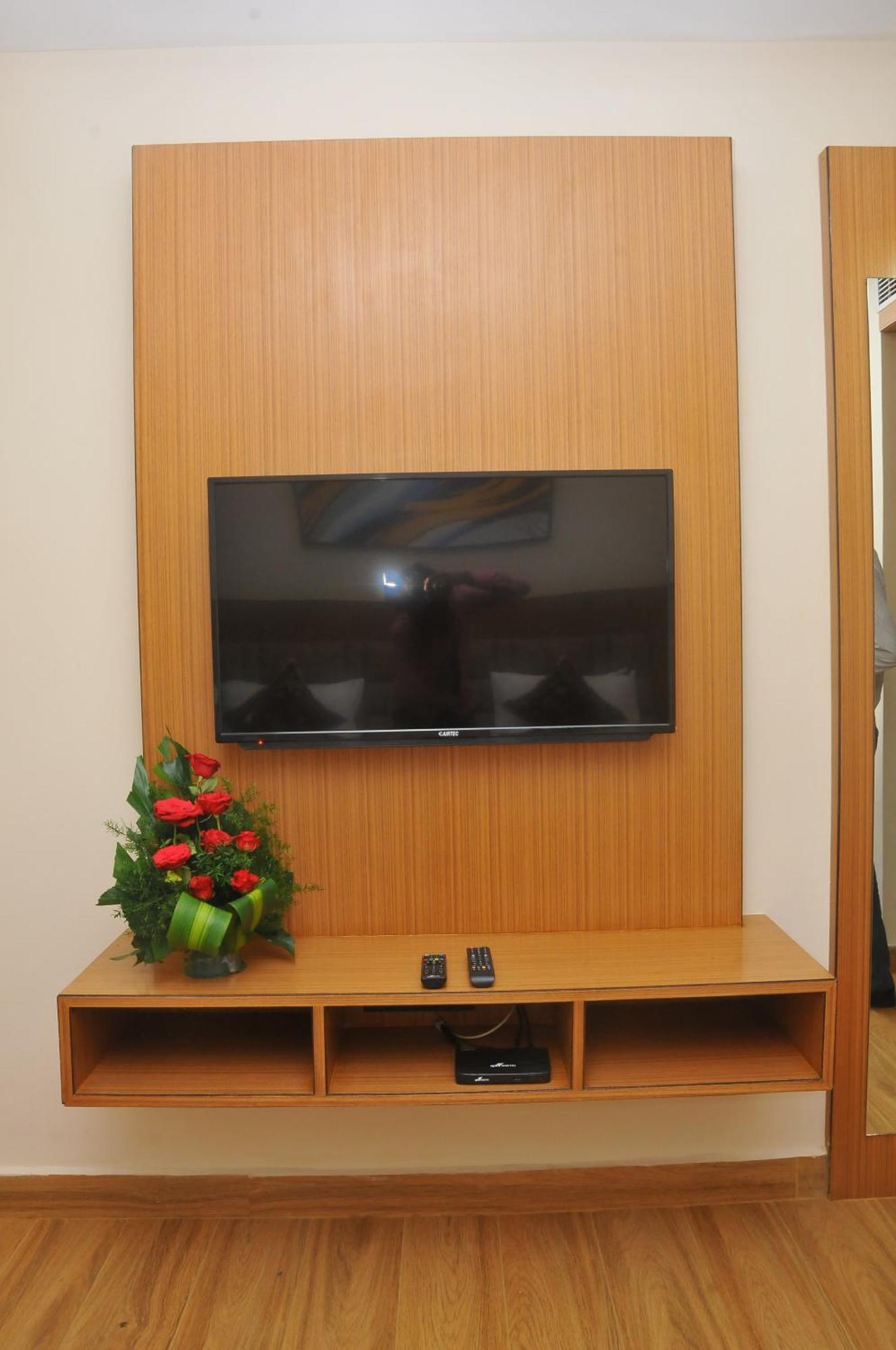 S R Continental Hotel Гулбарга Екстериор снимка